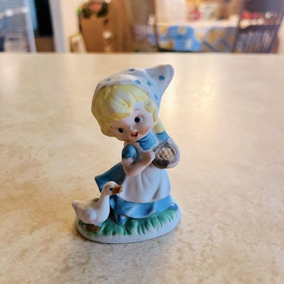 HOMCO FIGURINE Girl Feeding Duck Goose Blue Dress 3" Porcelain Vintage - Picture 2 of 10